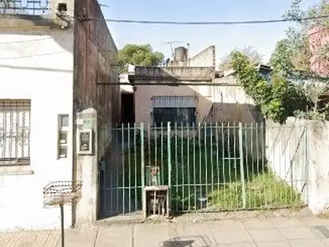 AMPLIA CASA 1 DORMIT EN LOTE PROPIO DE 5m X 39,5m. PROXIMA A NUEVA AV. SARRATEA.