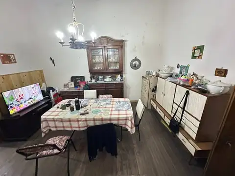 Casa con potencial en ubicación estratégica de barrio Lourdes