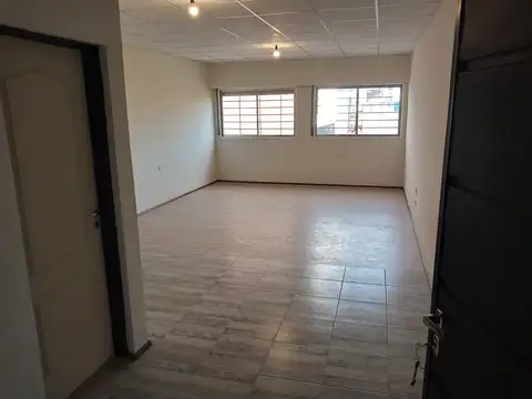 Departamento en alquiler en Haedo Sur sobre Av. Rivadavia a tres cuadras de la estación de Haedo