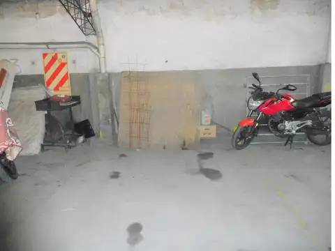 COCHERA FIJA Y CUBIERTA UBICADA EN 1º PISO