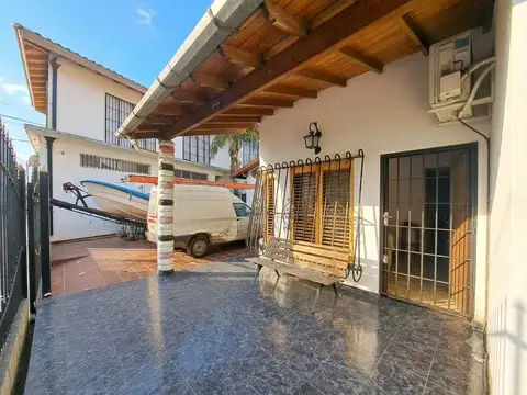 VENTA CASA CON DOS LOCALES Y DEPTO LAFERRERE 