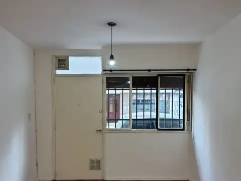 AL FRENTE CON ENTRADA INDEPENDIENTE – INMEJORABLE ESTADO IDEAL VIVIENDA O USO PROFESIONAL – AMBIENTE DIVISIBLE - REGIA UBICACION