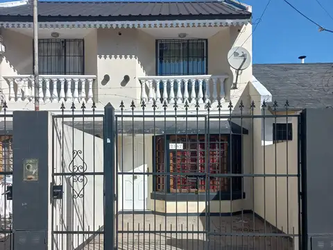 Alquiler. Duplex. 3 amb mas altillo, patio y cochera