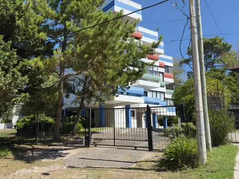 Amplio Departamento Zona norte con Cochera