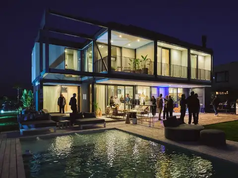 Casa en Venta con 4 cocheras