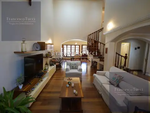 Casa en Venta con 3 cocheras