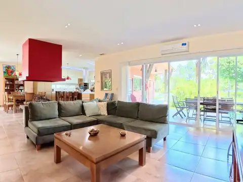 Casa 5 ambientes con 4 baños