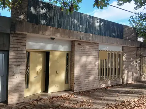 Casa amplia de dos dormitorios en juan m. de rosas 3540