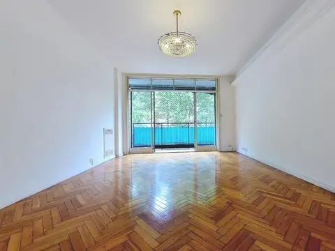 Venta Semipiso 3 ambientes con vista al frente sobre Avenida Santa Fe en Edificio de Categoría