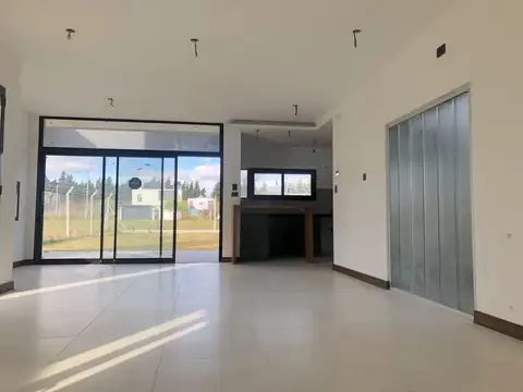 Casa en Alquiler con 2 cocheras