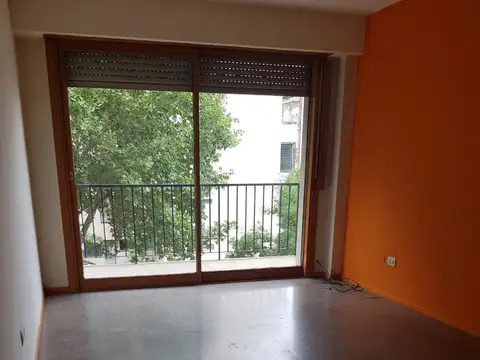 DEPARTAMENTO EN ALQUILER 2 AMBIENTES BARRACAS BALCON A LA CALLE - MUY LUMINOSO  