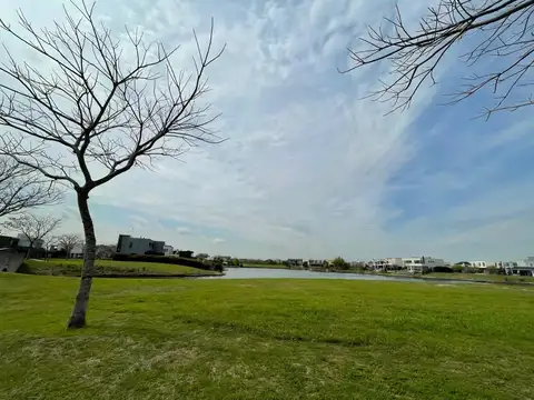 Avenida de los Lagos . Barrio Vistas .