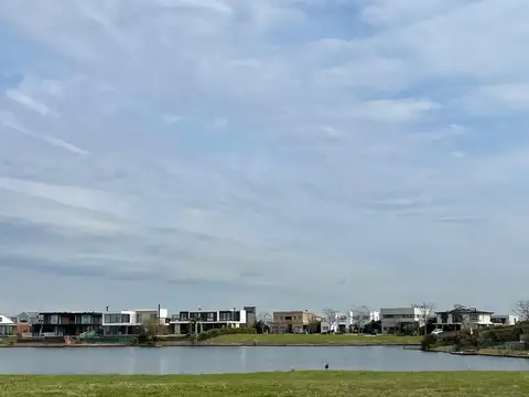 Avenida de los Lagos . Barrio Vistas .