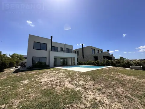 Casa en alquiler anual a estrenar de 6 ambientes con pileta y vista al golf en el Cantón, Escobar
