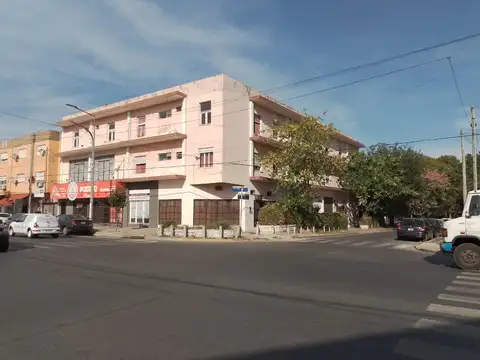 EXCEPCIONAL EDIFICIO SOBRE AVENIDA BALBIN A METROS DE LA ESTACIÓN - CON HOTEL HABILITADO