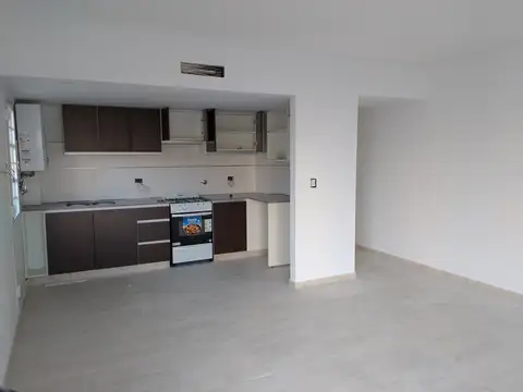 Amplio 3 ambientes al frente con cochera