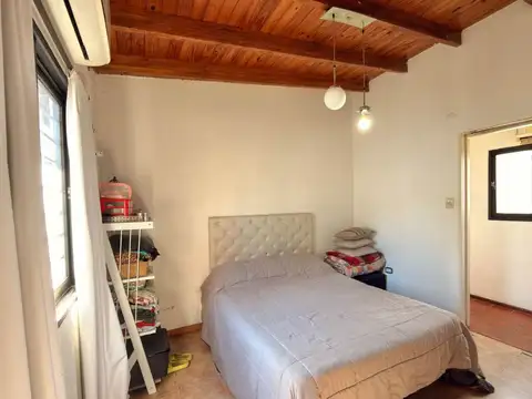 Casa en venta 2 dormitorios con jardín y cochera