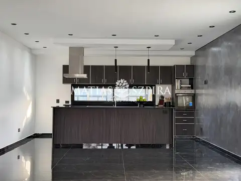 Casa en Alquiler con 1 cochera