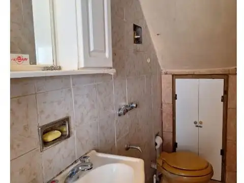 CASA EN 2 PLANTAS, 2 DORMITORIOS Y UN COMODIN, PATIO TERRAZA PARRILLERO, ETC. BAIGORRIA AL 800