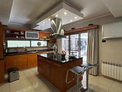 Venta casa 3 dormitorios con quincha y pileta en country San Isidro Villa allende