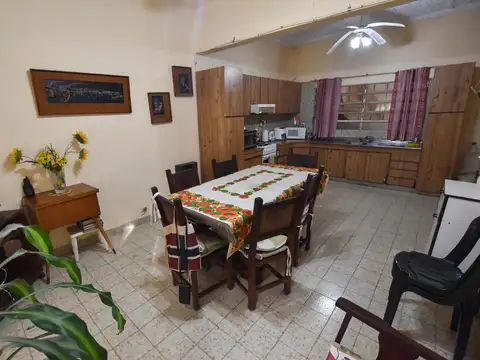 Casa 6 ambientes con 2 baños