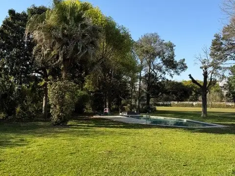 Casa en Alquiler con 2 cocheras