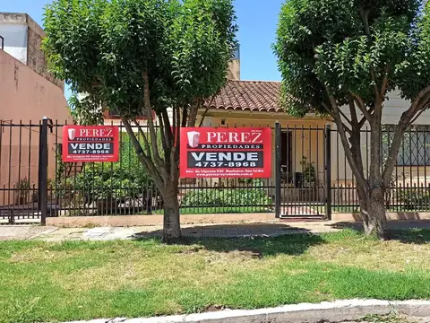 Casa con departamento independiente en planta alta.