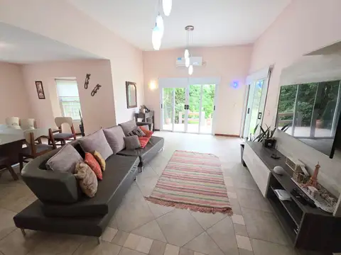 Casa 8 ambientes con 4 baños