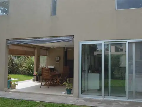 Casa en Venta con 3 cocheras