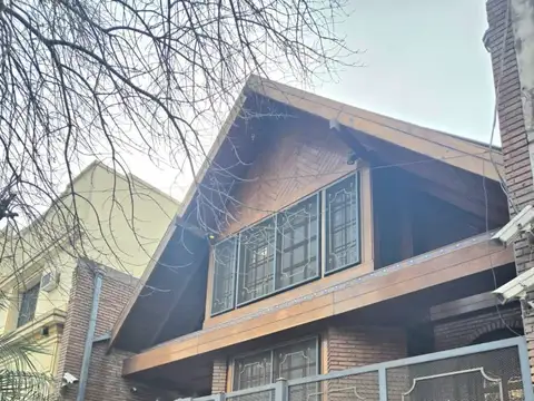 Venta  Casa en Tres Plantas con Patio, Parrilla y Cochera Doble   Colegiales