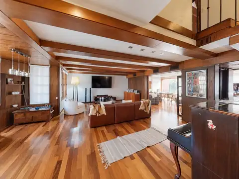 Venta  Casa en Tres Plantas con Patio, Parrilla y Cochera Doble   Colegiales