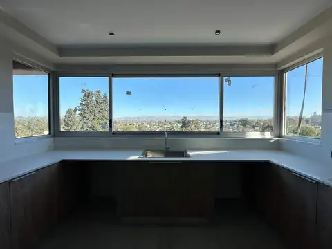 Departamento 8 ambientes con 3 baños