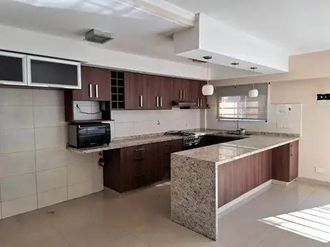 Casa en Venta con 4 cocheras