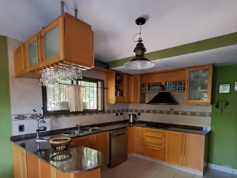 Casa 6 ambientes con 3 baños