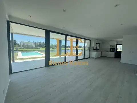 Casa 5 ambientes con 4 baños