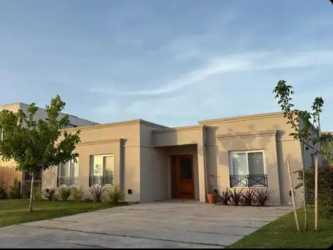 Excelente Casa En Alquiler En Barrio El Naudir