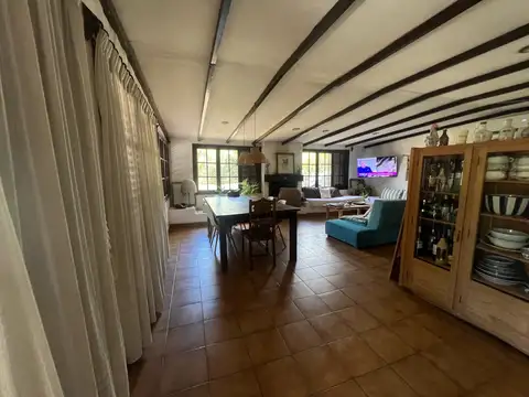 Encanto histórico rodeado de naturaleza – Casa con arboleda