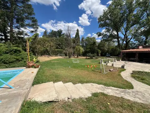 Encanto histórico rodeado de naturaleza – Casa con arboleda