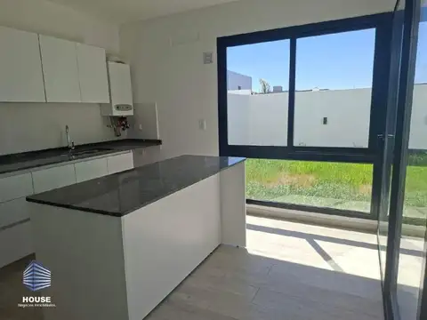 CASA TRES DORMITORIOS EN VENTA CIUDAD DOCTA