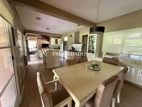 Casa en Venta con 2 cocheras