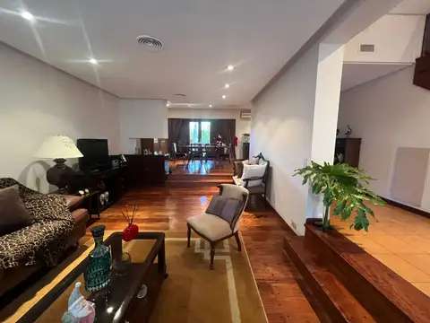Casa 5 ambientes con 3 baños