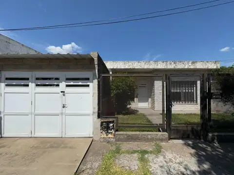 CASA DOS DORMITORIOS CON COCHERA EN BAIGORRIA LADO RIO