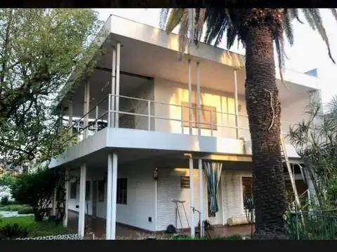 EXCELENTE CASA EN RAMOS MEJIA SOBRE LOTE DE 787 MT2