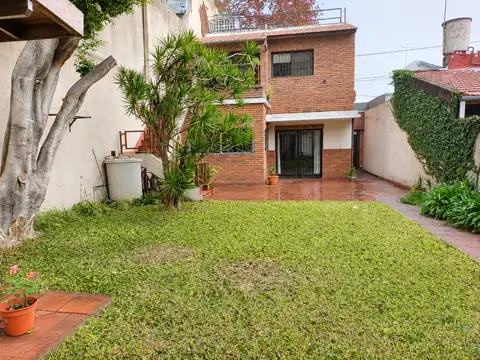 Casa de 4 ambientes sobre lote de 8,50 x 32,84 Mts. Quincho. Parque. Garage. Excelente ubicacion!