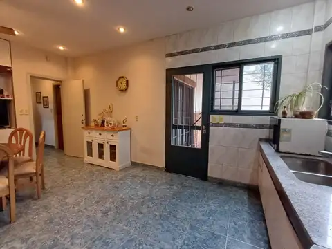 Casa de 4 ambientes sobre lote de 8,50 x 32,84 Mts. Quincho. Parque. Garage. Excelente ubicacion!