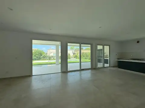 Casa en Alquiler con 2 cocheras