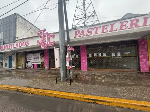 LOCAL COMERCIAL sobre lote de 476 m2, con 15,30  ts de frente