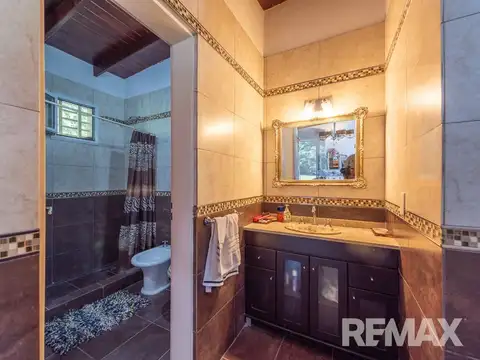 Casa 5 ambientes con 4 baños