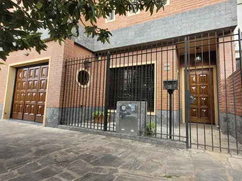 Casa cuatro ambientes con garaje y parque apta crédito en Venta - Morón