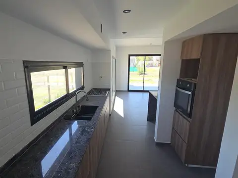 Casa 4 ambientes con 2 baños